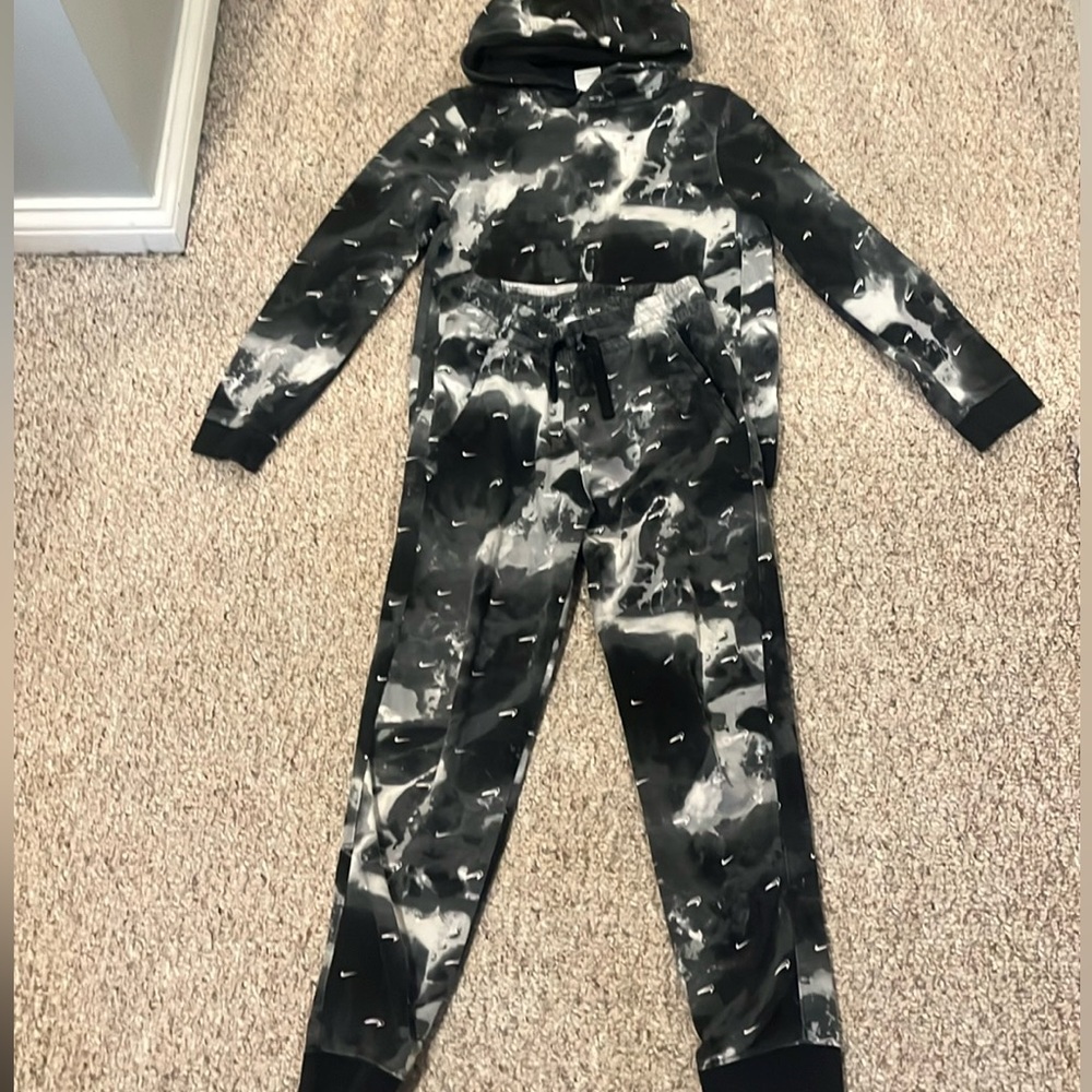 Nike youth large sweatshirt and jogger pant